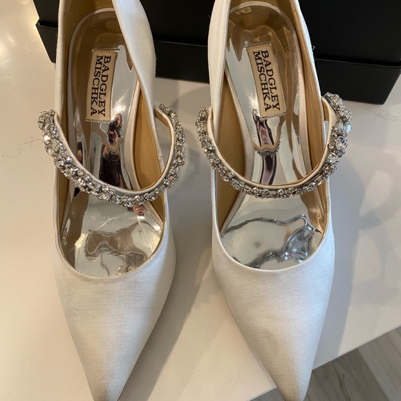 Badgley Mischka Theory Pump in Soft White - Picture 12 of 14